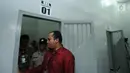 Petugas KPK mengecek ruang isolasi Rumah Tahanan Negara Klas I Jakarta Timur Cabang KPK, Jakarta, Jumat (6/10). Rutan ini luasnya 839,4 meter persegi dengan kapasitas 37 orang dengan dua blok pria dan wanita. (Liputan6.com/Helmi Fithriansyah)