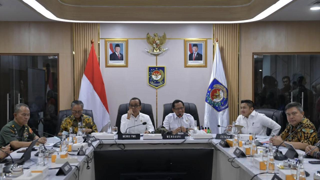 Seskab Teddy Rapat Bareng Mendagri Tito Bahas Percepat Rehabilitasi Bencana Sumatra