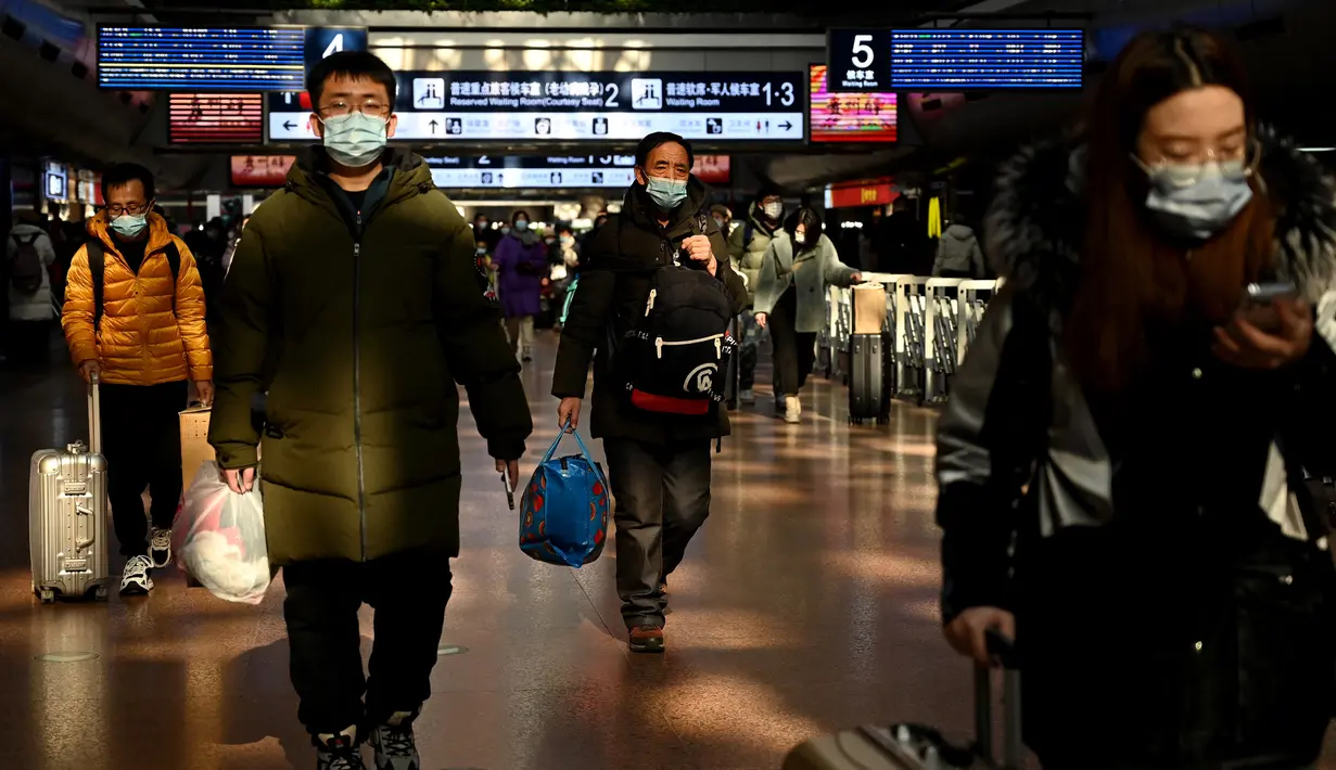 Penumpang tiba di stasiun kereta api Beijing Barat menjelang liburan Tahun Baru Imlek di Beijing, Kamis (27/1/2022). Tahun Baru Imlek 2022 yang jatuh pada 1 Februari mendatang akan jadi tahun shio macan. (AFP/Noel Celis)