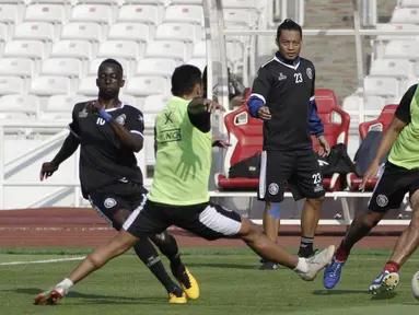 Pemain Arema FC saat menjalani latihan di SUGBK, Jakarta, Jumat (2/8). Jelang hadapi Persija, skuat Arema jajal Stadion GBK. (Bola.com/YoppyRenato)