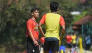 Tito Hamzah saat dapat arahan dari pemain senior Arema FC dalam sesi latian. (Bola.com/Iwan Setiawan)