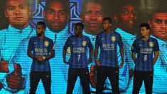Pemain bola dunia seperti Alex Teixeira, Ramires, Jo dan Trent Sainsbury (ki-ka) saat diperkenalkan oleh tim Liga Super China Jiangsu Suning FC di Nanjing, Cina, (18/2). Panggung CSL 2016 mulai banyak kedatangan pemain top dunia.(REUTERS / Stringer)