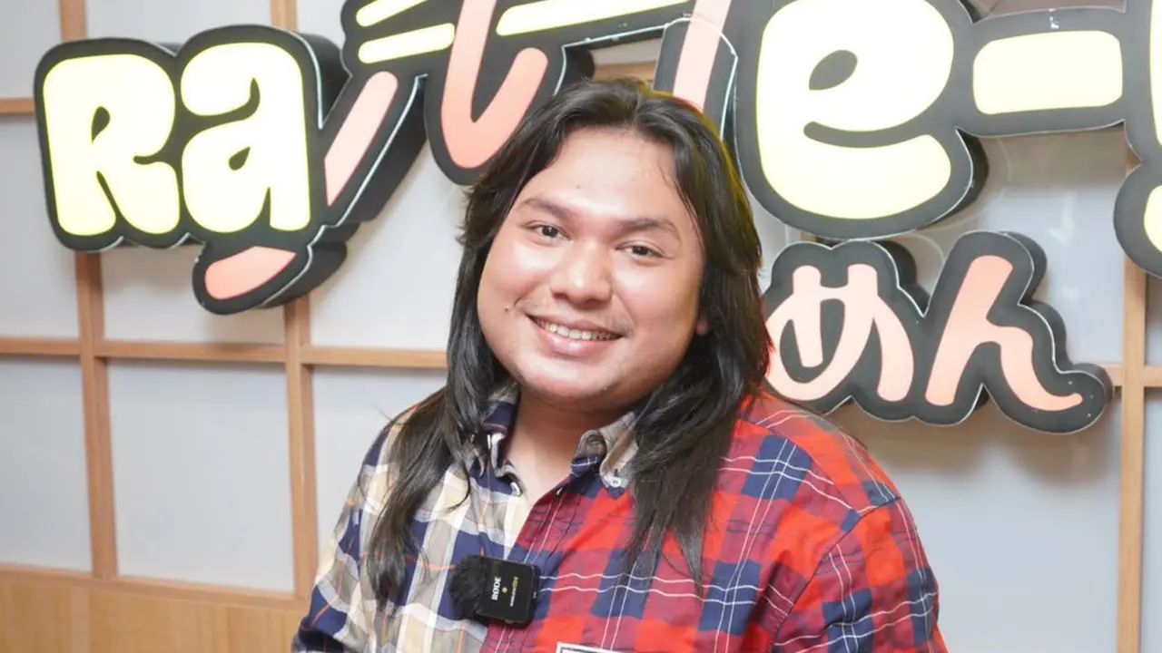 Keanu Angelo membuka gerai makanan