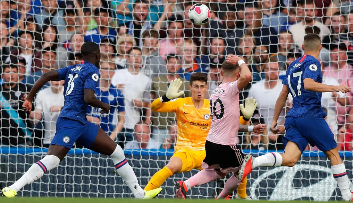 Pemain Leicester City James Maddison (dua kanan) mencoba mencetak gol ke gawang kiper Chelsea Kepa Arrizabalaga dalam pertandingan Liga Inggris di Stadion Stamford Bridge, London, Minggu (18/8/2019). Pertandingan berakhir imbang 1-1. (AP Photo/Frank Augstein)