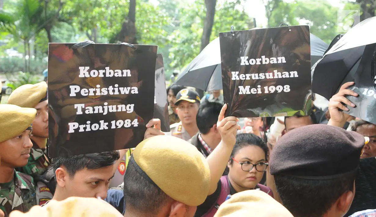 Aparat keamanan mengawal aksi aktivis HAM di depan kantor Komnas HAM di Jakarta, Selasa (11/12). Aktivis menuntut penyelesaian kasus pelanggaran HAM yang terjadi di Indonesia. (Liputan6.com/Angga Yuniar)