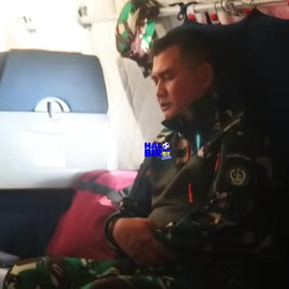 Berangkat Dinas ke Kalbar, Momen Letjen Kunto Arief Tak Lupa Salat