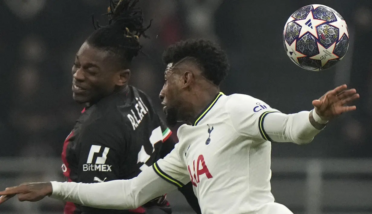 Striker AC Milan, Rafael Leao (kiri) berduel udara dengan bek Tottenham Hotspur, Emerson Royal pada laga leg pertama babak 16 besar Liga Champions 2022/2023 di San Siro Stadium, Milan (14/2/2023). Rafael Leao yang baru berusia 23 tahun menjadi pemain muda dengan nilai pasar tertinggi di Liga Italia Serie A muism 2022/2023. Kini ia mempunyai nilai pasar sebesar 85 juta euro atau setara Rp1,37 triliun. (AP Photo/Luca Bruno)
