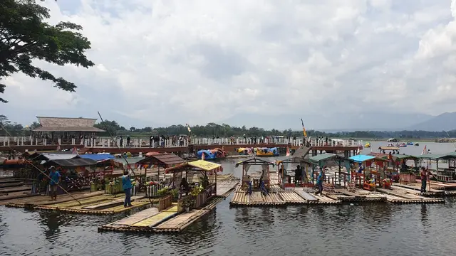Kilau kawasan wisata Situ Bagendit, Kecamatan Banyuresmi, Garut, Jawa Barat, saat libur lebaran 2023 kali ini tidak memudar. Deretan rakit atau perahu dari bambu siap membawa pengunjung. (Liputan6.com/Jayadi Supriadin)