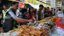 Warga memilih makanan untuk berbuka puasa di Pasar Takjil Benhil, Jakarta, Senin (29/5). Pasar Takjil Benhil yang ada setiap bulan Ramadan tersebut dipadati warga yang membeli makanan untuk berbuka puasa. (Liputan6.com/Gempur M Surya)