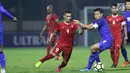 Pemain depan Timnas Indonesia U-23, Alberto Goncalves (tengah) berebut bola dengan pemain Thailand U-23 saat uji coba di Stadion PTIK, Jakarta, Kamis (31/5). Babak pertama, Indonesia U-23 ditahan imbang Thailaind U-23. (Liputan6.com/Helmi Fithriansyah)