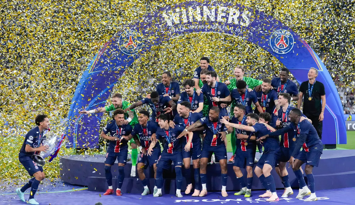 Pemain Paris Saint-Germain (PSG) melakukan selebrasi usai menjuarai Liga champions 2024/2025 di Stadion Allianz Arena, Minggu (01/06/2025) dini hari WIB. (AP Photo/Matthias Schrader)