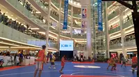 Peserta Junior NBA Indonesia unjuk kemampuan di Pluit Village Mall, Jakarta, Minggu (10/9/2017). (Bola.com/Andhika Putra)