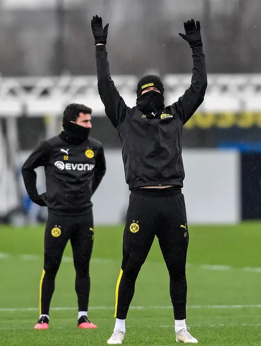 Pemain Borussia Dortmund Erling Haaland (kanan) berlatih bersama rekan setimnya jelang menghadapi Paris Saint-Germain (PSG) pada leg pertama babak 16 Besar Liga Champions di Dortmund, Jerman, Senin (17/2/2020). Dortmund akan menjamu PSG di Signal Iduna Park. (AP Photo/Martin Meissner)