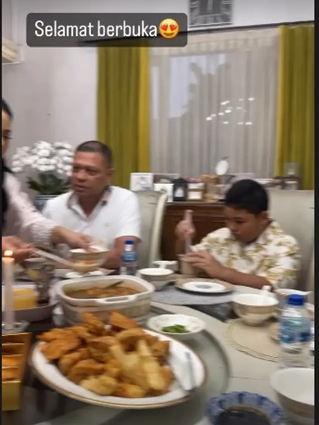 Atta Halilintar dan Aurel Hermansyah sambangi rumah Krisdayanti – Raul Lemos jelang berangkat mudik Lebaran idul Fitri 2023 ke Jember (Foto: Instagram aurelie.hermansyah)