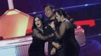 Pemain Arema FC, Hamka Hamzah, menjadi pembawa acara pada Indonesian Soccer Awards 2019 di Studio Indosiar, Jakarta, Jumat (10/12). Acara ini diadakan oleh Indosiar bersama APPI. (Bola.com/M Iqbal Ichsan)