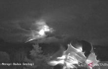 Gunung Merapi Luncurkan Awan Panas Sejauh Dua Kilometer, Status Siaga Tetap Berlaku