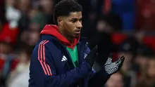 Striker Manchester United asal Inggris bernomor punggung 10, Marcus Rashford, bertepuk tangan kepada para penggemar setelah pertandingan Liga Primer Inggris antara Manchester United dan Newcastle United di Old Trafford di Manchester, Inggris barat laut, pada&nbsp;31 Desember 2024. Newcastle memenangkan pertandingan dengan skor 2-0. (Darren Staples/AFP)