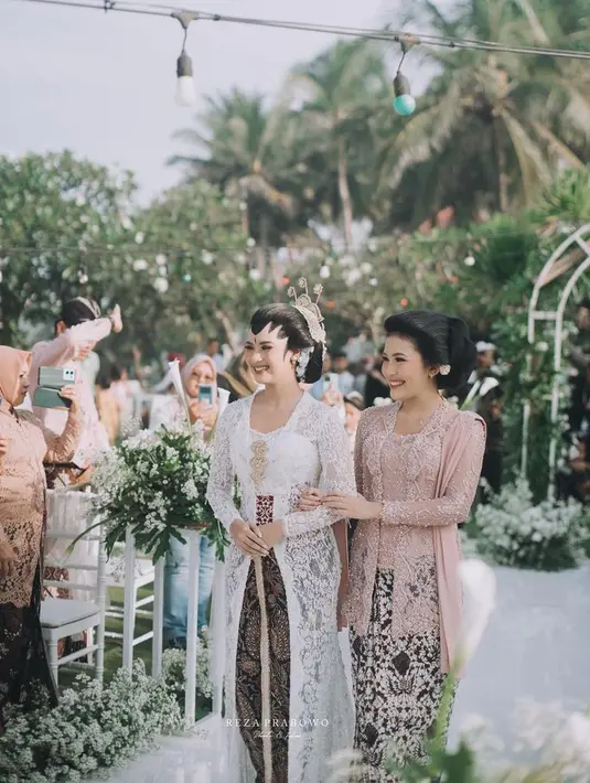 Pada bagian depan, kebaya kutubaru tampil klasik. Dengan bagian dada yang berbentuk V neck. [Foto: @rezaprabowophoto]