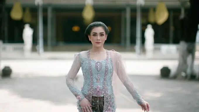 Inspirasi Model Kebaya Modern ala Celine Evangelista (credit: instagram/celine_evangelista)