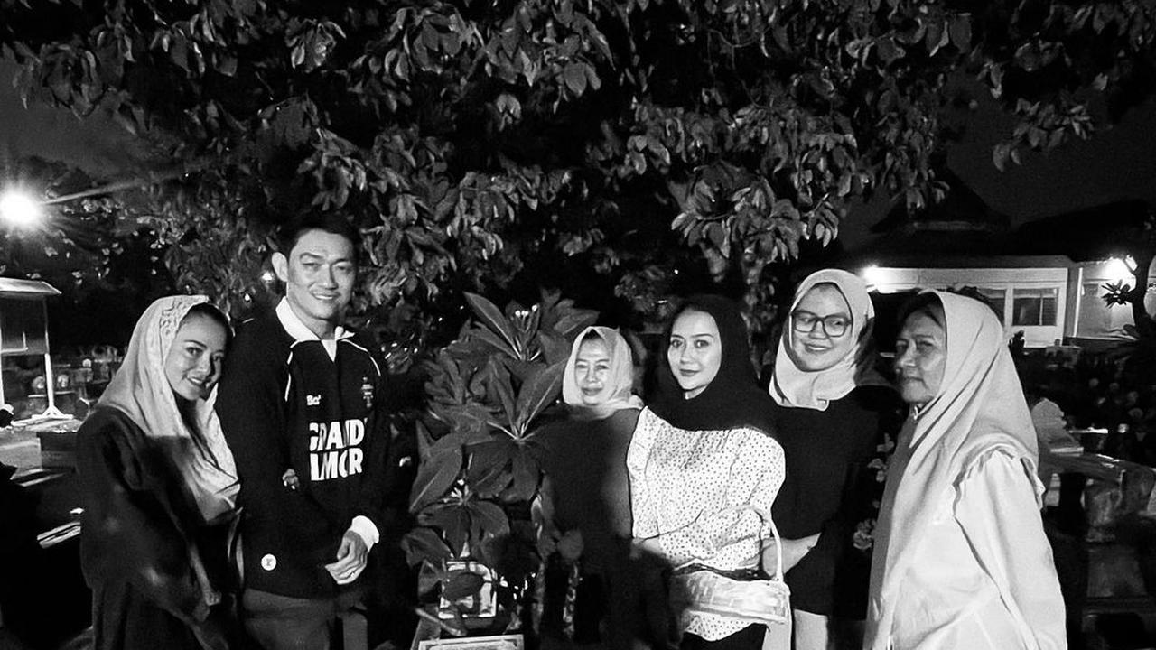 Ifan Seventeen Nyekar ke Makam Dylan Sahara, Ditemani Citra Monika