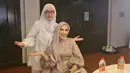Penampilan aktris 49 tahun itu dilengkapi dengan gaya hijab modern dan pulasan makeup natural. (Instagram/lyndapermatasari).