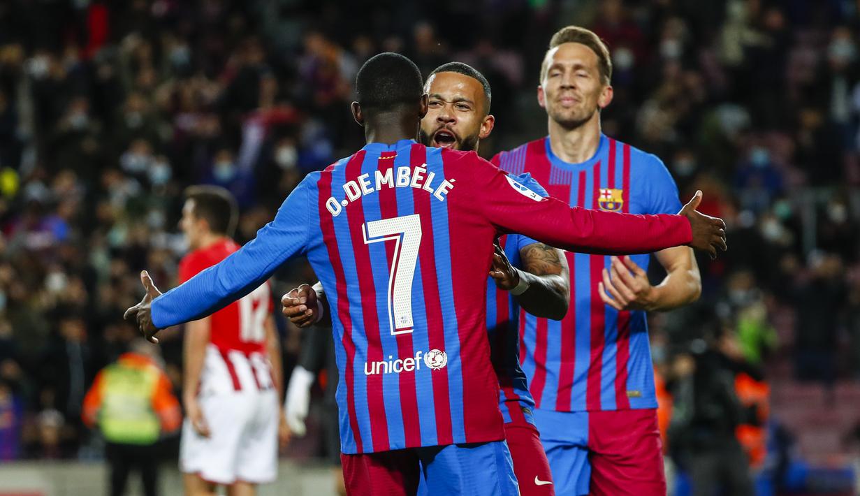 Penyerang Barcelona, Memphis Depay (tengah) berselebrasi usai mencetak gol ke gawang Athletic Bilbao selama pertandingan La Liga Spanyol di di stadion Camp Nou di Barcelona, Spanyol, Senin (28/2/2022). Dengan kemenangan ini Barcelona berada di posisi keempat dengan 45 poin.  (AP Photo/Joan Monfort)