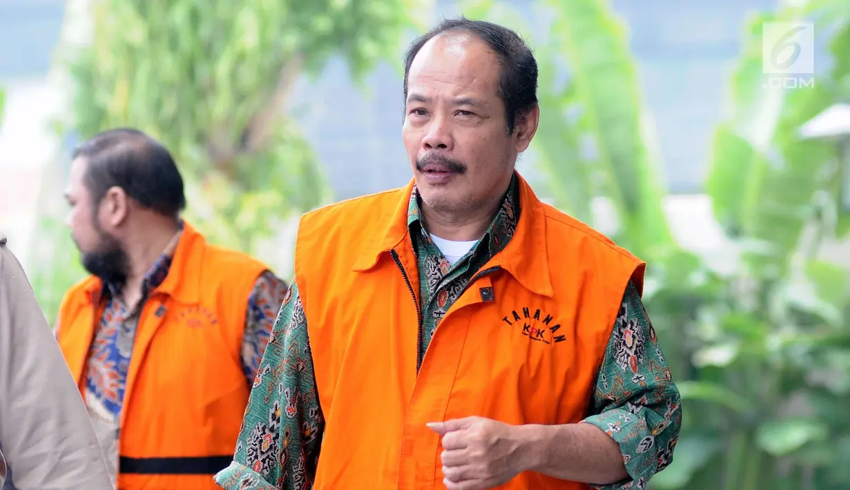 Kadis Dikbud Pemkab Nganjuk, Ibnu Hajar tiba di Gedung KPK, Jakarta, Rabu (1/11). Ibnu Hajar diperiksa sebagai saksi dugaan suap mutasi dan promosi jabatan di lingkungan Pemkab Nganjuk dengan tersangka Suwandi. (Liputan6.com/Helmi Fithriansyah)