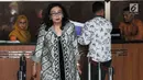 Dirjen PSLB3 KLHK, Rosa Vivien Ratnawati berada di gedung KPK, Jakarta, Jumat (28/9). Rosa Vivien diperiksa sebagai saksi untuk tersangka mantan Mensos dan Sekjen Partai Golkar Idrus Marham terkait suap proyek PLTU Riau-1. (Merdeka.com/Dwi Narwoko)