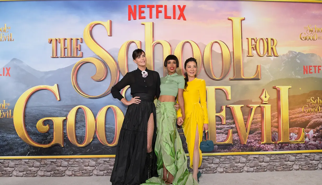 Charlize Theron, Kerry Washington dan Michelle Yeoh menghadiri World Premiere Of Netflix's School For Good And Evil di Regency Village Theatre pada 18 Oktober 2022 di Los Angeles, California. (CHARLEY GALLAY / GETTY IMAGES NORTH AMERICA / GETTY IMAGES VIA AFP)
