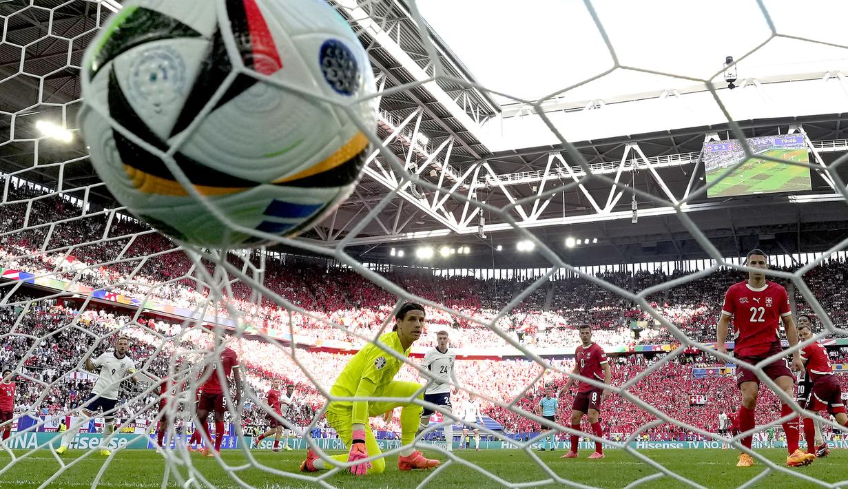 <p>Ekspresi kecewa kiper Swiss, Yann Sommer setelah gawangnya dibobol oleh pemain Inggris, Bukayo Saka&nbsp;pada laga perempat final Euro 2024 di Duesseldorf Arena, Duesseldorf, Jerman, Sabtu (06/07/2024). (AP Photo/Martin Meissner)</p>