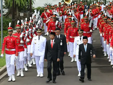 Presiden Jokowi bersama dengan Wapres Jusuf Kalla saat kirab pelantikan Gubernur dan Wakil Gubernur DKI Jakarta Anies Baswedan dan Sandiaga Uno periode 2017-2022 di Istana Negara, Jakarta, Senin (16/10). (Liputan6.com/Angga Yuniar)