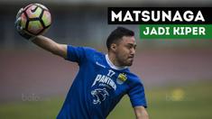 Penyerang Persib Bandung, Shohei Matsunaga beraksi menjadi kiper di sela-sela latihan jelang laga kontra Persija Jakarta.