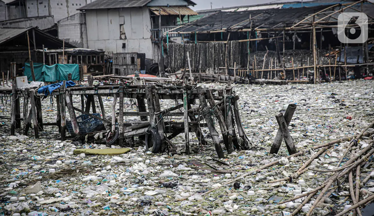 Suasana jembatan kayu di antara sampah di perkampungan nelayan Cilincing, Jakarta, Minggu (21/2/2022). Peringatan HPSN 2022, Pemprov DKI Jakarta mengajak warga Jakarta untuk peduli sampah mulai dari lingkungan terdekat minimal dengan cara memilah sampah dari rumah. (Liputan6.com/Faizal Fanani)