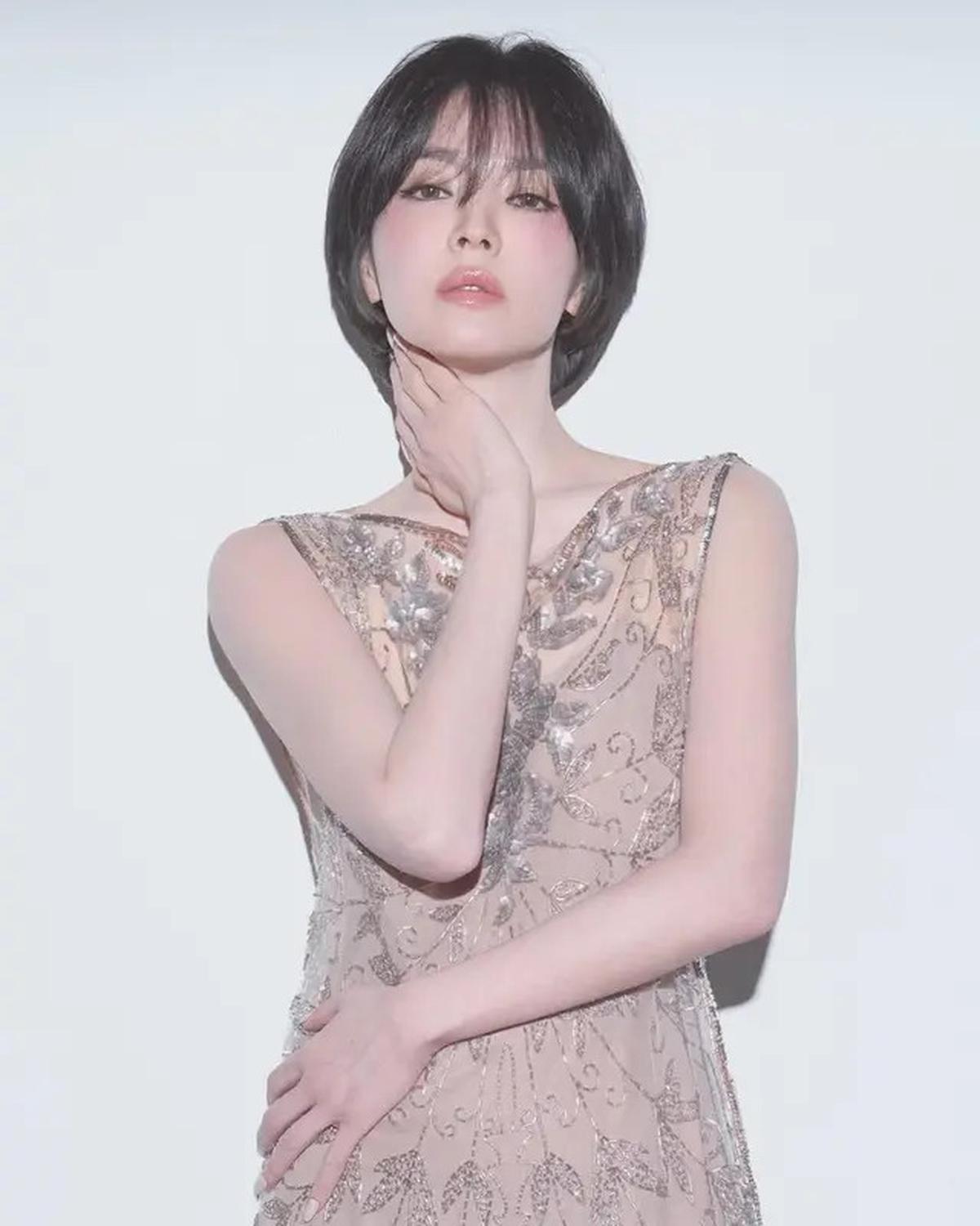 8 Gothic Look Song Hye Kyo yang Nampang di Majalah Vogue, Bak Boneka Hidup di Usia 43 Tahun