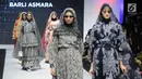 Model mengenakan busana rancangan Barli Asmara menampilkan 8 busana saat Muslim Fashion Festival (MUFFEST) 2019 di JCC, Jakarta, Jumat (3/5/2019). MUFFEST 2019 melalui Bekraf membuat Indonesia Trend Forecasting 2019/2020 dengan tema "Sigularity" sebagai acuan. (Liputan6.com/Herman Zakharia)