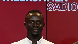 Penyerang baru Bayern Munchen, Sadio Mane berpose dengan jerseynya selama konferensi pers etelah ia menandatangani kontrak tiga tahun di Munich, Jerman selatan (22/6/2022). Bayern dilaporkan telah membayar biaya yang bisa naik menjadi 41 juta euro (USD 43 juta) untuk Mane. (AFP/CHRISTOF STACHE)