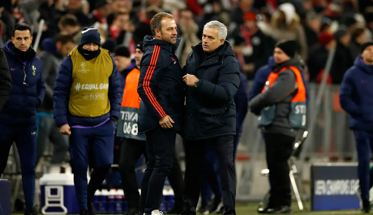 Pelatih Bayern Munchen Hansi Flick (tengah kiri) dan pelatih Tottenham Hotspur Jose Mourinho (tengah kanan) berbincang pada akhir laga Grup B Liga Champions di Munich, Jerman, Rabu (11/12/2019). Munchen mengalahkan Tottenham 3-1. (Odd ANDERSEN/AFP)