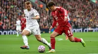 Bek Manchester United asal Belanda #04, Matthijs de Ligt, berebut bola dengan bek Liverpool asal Hungaria #06 Milos Kerkez dalam pertandingan Premier League Inggris antara Liverpool dan Manchester United di Anfield, Liverpool, Inggris barat laut, pada 19 Oktober 2025. (PETER POWELL/AFP)