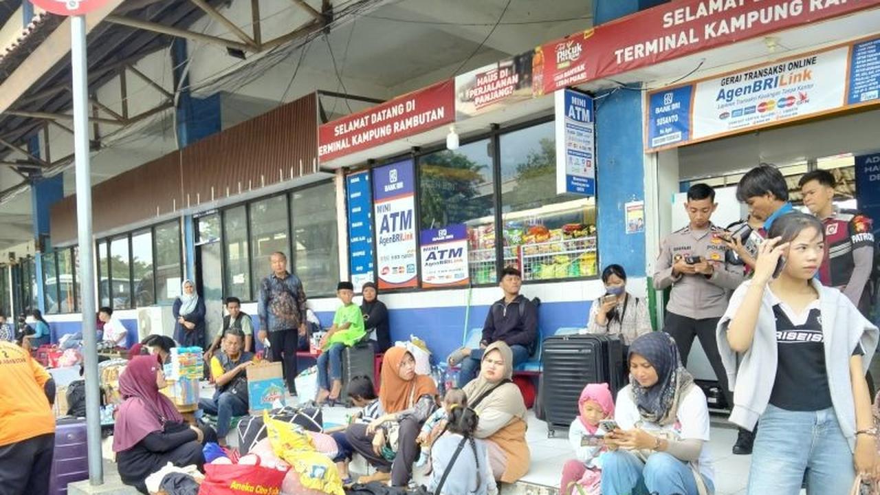 Pendongeng KPAI Hadirkan Hiburan Anak Pemudik di Terminal Kampung Rambutan Saat Arus Mudik