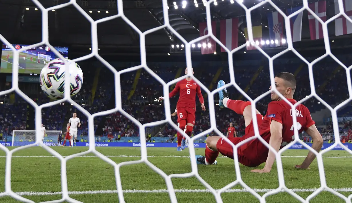 Gol bunuh diri bek Turki, Merih Demiral yang mengawali kekalahan telak 0-3 dari Italia memang menjadi yang pertama kali sepanjang sejarah laga Pembuka Piala Eropa. Namun secara keseluruhan, gol tersebut menjadi kali ke-10 yang terjadi sepanjang sejarah Euro. (Foto: LaPresse via AP/Alfredo Falcone)