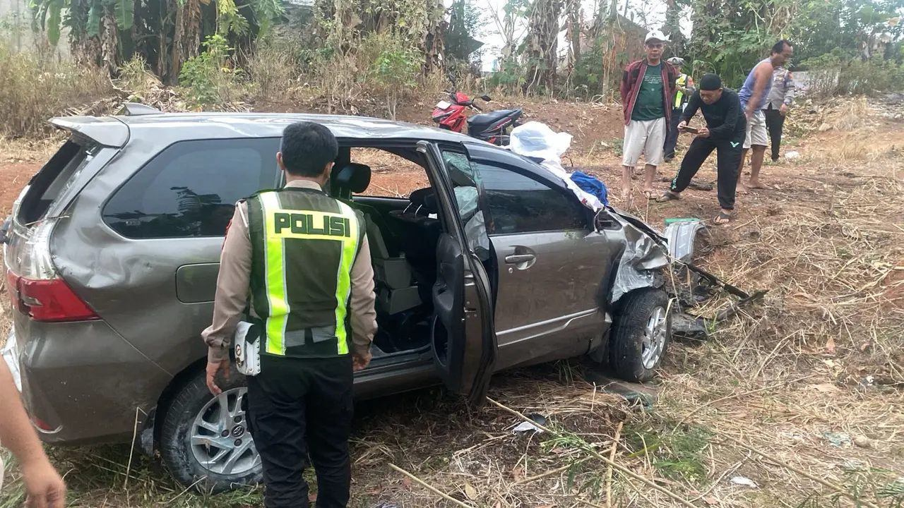 Avanza nyungsep ke rawa di Lampung Utara
