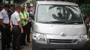 Petugas terlihat mengidentifikasi penemuan mayat pria dalam sebuah mobil di kawasan Taman Wiladatika, Jakarta, Minggu (3/5/2015). Mayat pria yang diduga meninggal karena sakit tersebut ditemukan oleh seorang penyapu jalanan. (Liputan6.com/Faizal Fanani)
