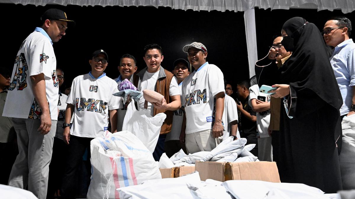 Bazar pasar murah di Monas diserbu 200 ribu warga! 

Harga sembako jauh di bawah pasaran — Prabowo langsung turun tangan gelar acara ini untuk bantu masyarakat pasca-Lebaran