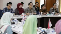 Corporate Secretary SCM Gilang Iskandar dengan peserta Puteri Muslimah Asia 2018 saat mengunjungi KPI di Jakarta, Jumat (4/5). Kunjungan agar para peserta mengenal lebih dekat tugas dan tanggung jawab KPI. (Liputan6.com/Faizal Fanani)