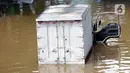 Truk terjebak banjir yang menggenangi sebagian ruas Jalan Warung Buncit Raya, Jakarta, Sabtu (20/2/2021). Hujan yang mengguyur Jakarta sejak Jumat (19/2) membuat arus lalu lintas sejumlah jalan di Jakarta lumpuh akibat terendam banjir. (Liputan6.com/Helmi Fithriansyah)