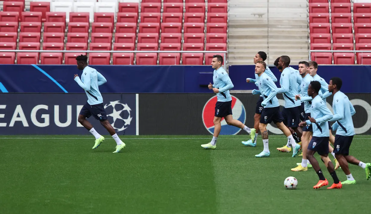 Para pemain  Club Brugge menghadiri sesi latihan di stadion Wanda Metropolitano di Madrid, Selasa (11/10/2022). Club Brugge akan bertandang ke markas Atletico Madrid pada matchday 4 Grup B Liga Champions 2022/2023, Rabu 12 Oktober 2022 dinihari WIB. (Thomas COEX / AFP)