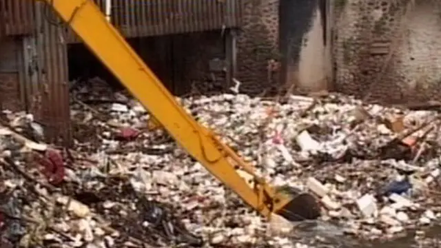 Jokowi Pantau Pengerukan Sampah di Pintu Air Manggarai