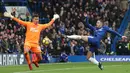 Gelandang Chelsea Eden Hazard berusaha membobol gawang kiper Newcastle Karl Darlow saat pertandingan Liga Inggris di Stamford Bridge, London (2/12). (AFP Photo/Daniel Leal-Olivas)