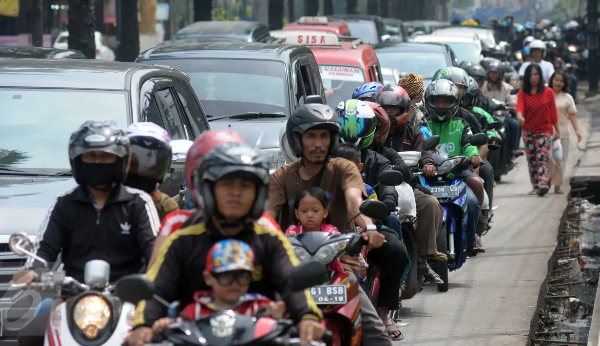 Dari kebiasaan dari tahun ke tahun, saat nggak mudik, warga rantau yang ada di Jakarta kerap melakukan kegiatan ini saat libur Lebaran. (Liputan6.com/Helmi Afandi)