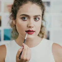 Ilustrasi memakai lipstik. (unsplash.com)